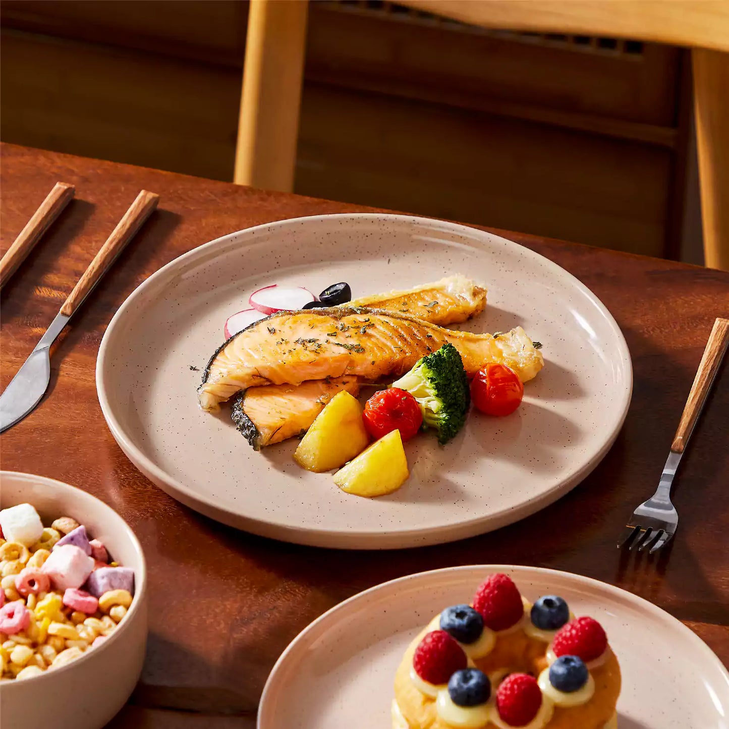 24 Piece Stoneware Dinnerware Set for 8